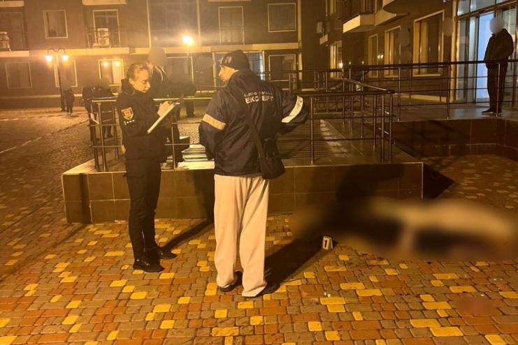 Смертельна трагедія в Одесі: жінка і її дворічна донька випали з балкону 16-го поверху